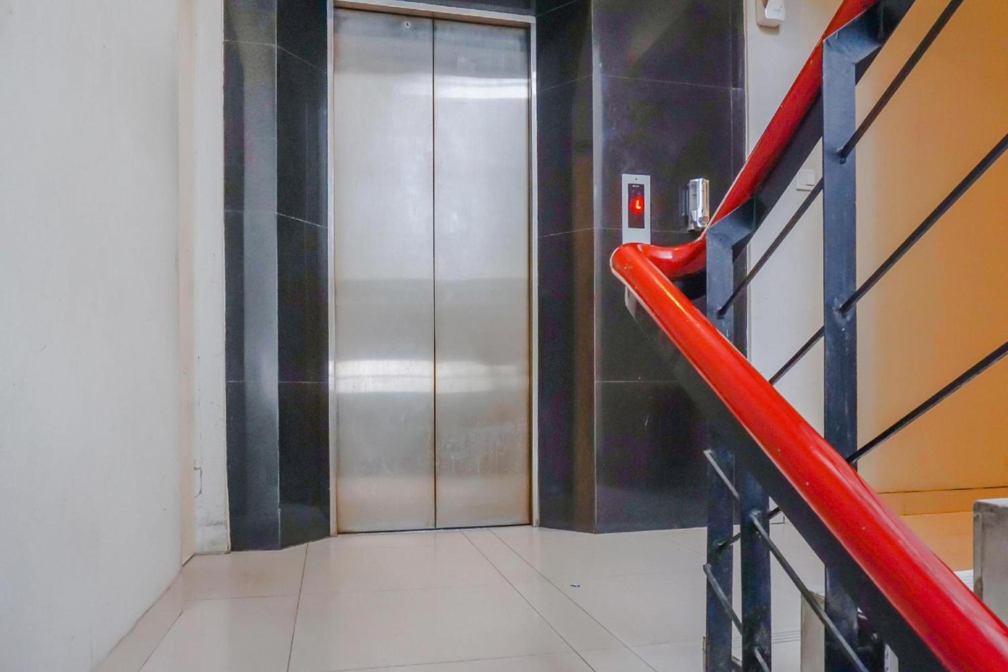 Collection O Hotel Antara Jakarta Exterior photo